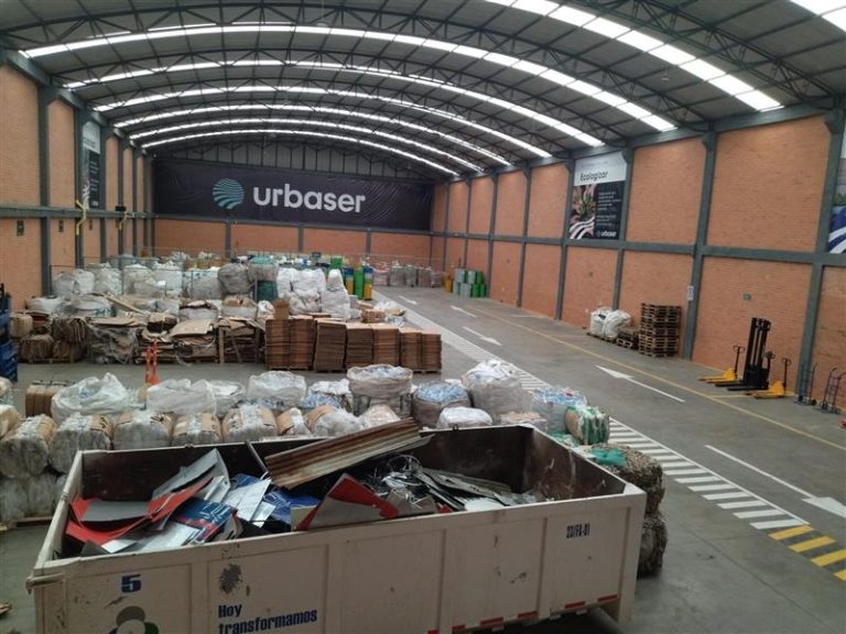 Bodega de Urbaser con contenedores y materiales almacenados para su gestión.