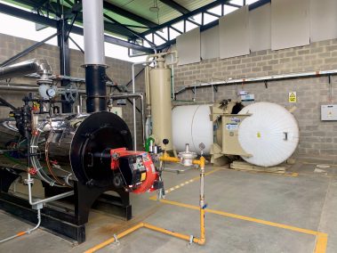 Equipos industriales y tanques en una planta de tratamiento de residuos.
