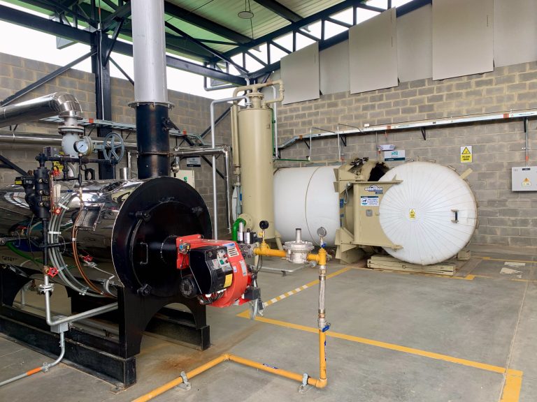 Equipos industriales y tanques en una planta de tratamiento de residuos.