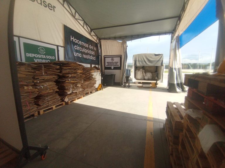 Área de almacenamiento de cartón y materiales aprovechables.