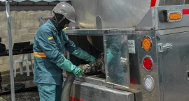 Operario manejando un camión cisterna para el transporte de aguas residuales no domésticas.