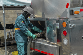 Operario manejando un camión cisterna para el transporte de aguas residuales no domésticas.